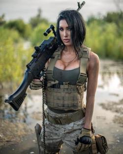 girl_with_gun_sexy.jpg